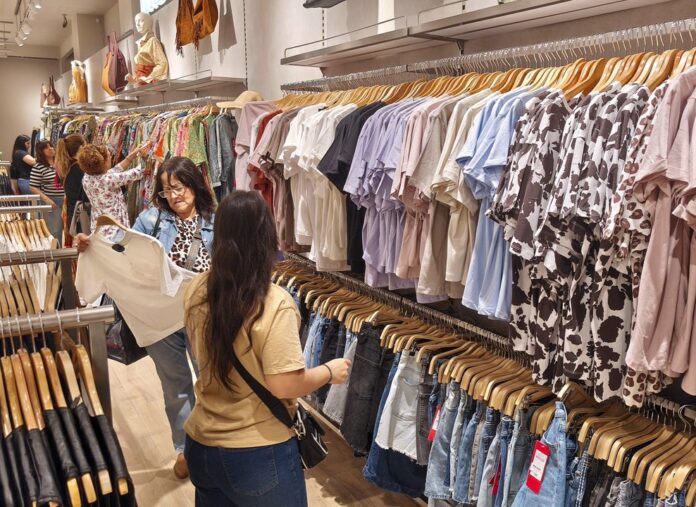 Accidente en el Microcentro: Choque entre Colectivo y Grúa Deja Cinco Heridos