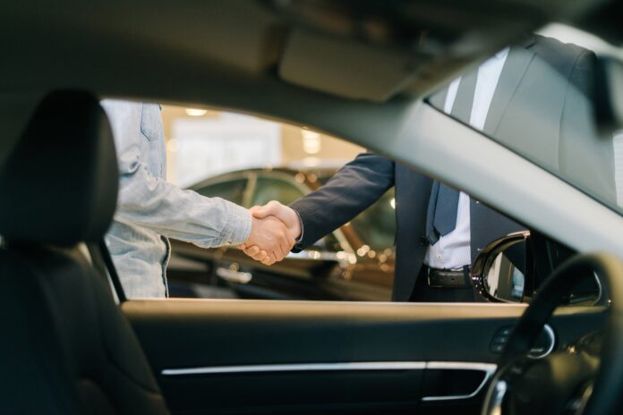 Cinco Preguntas Esenciales Antes de Comprar tu Primer Auto