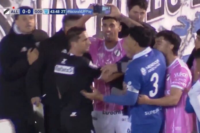 Controversia Arbitral: Un Penal Revertido Genera Polémica en el Fútbol Argentino