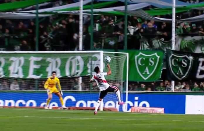 Controversia en el Clausura: Anulan gol de Montiel por mano de Vera