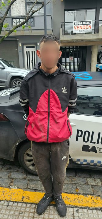 Delincuente Escapa de la Policía y es Capturado Bajo un Auto