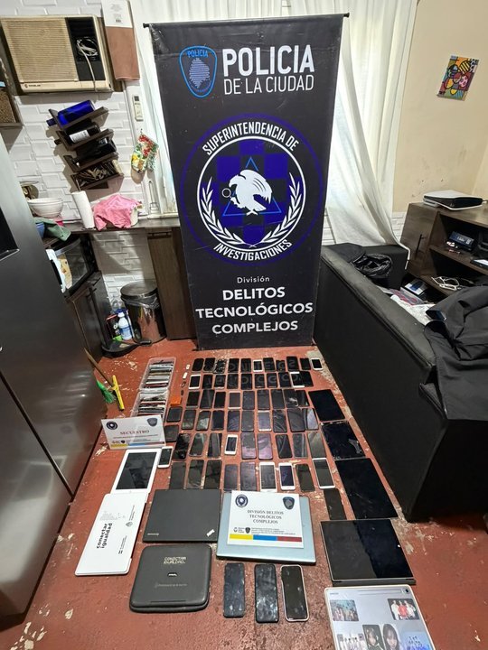 Desmantelan laboratorio clandestino de desbloqueo de celulares con más de 130 dispositivos incautados