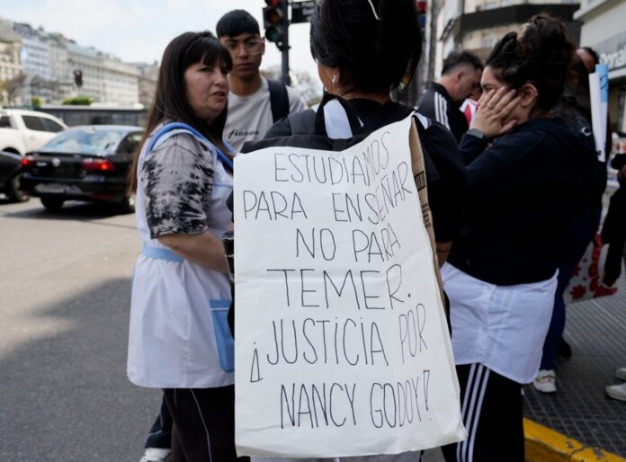 Docentes de Todo el País Protestan por Justicia en el Caso de Nancy Godoy