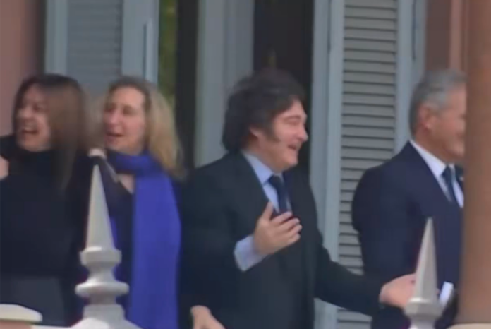 El Gesto Viral de Javier Milei: ¿Qué Significa el ‘Six Seven’?