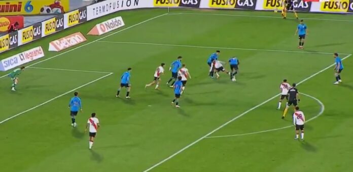 El Gol Controversial de River: La Decisión del Árbitro Genera Debate