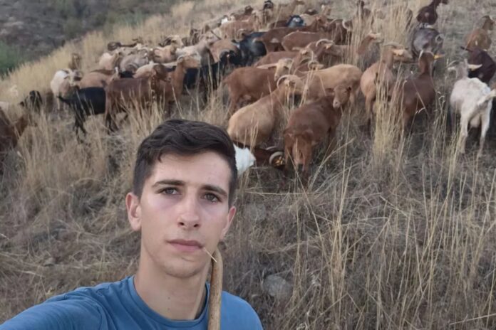 El joven cabrero que transforma su pasión en una exitosa ganadería en Málaga