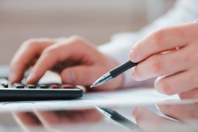 Empresas argentinas anticipan ajustes salariales insuficientes ante la inflación proyectada