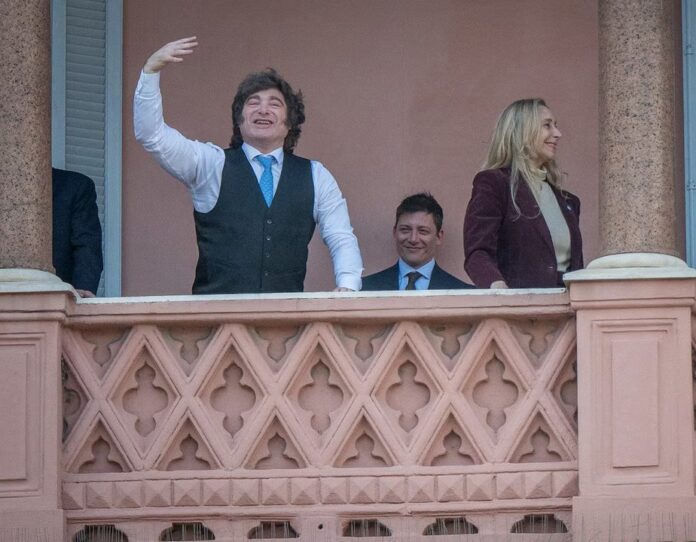 Encuesta revela un empate técnico entre Milei y el peronismo de cara a 2027