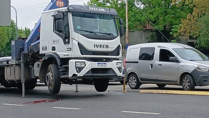 Grave accidente en Villa Luro: motociclista atropellado por camión
