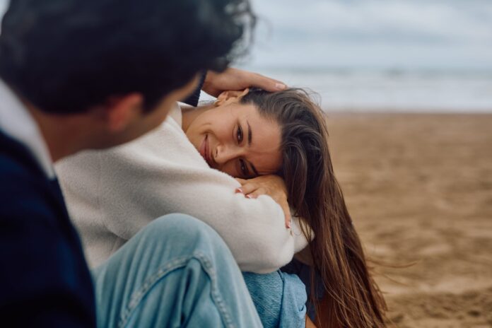 Hobosexualidad: El fenómeno que une amor y vivienda en tiempos de crisis