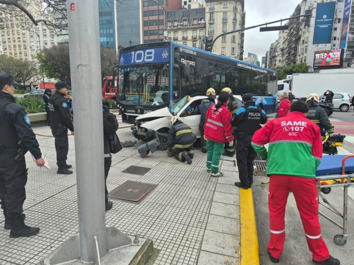 Impactante choque entre auto y colectivo deja dos heridos en Recoleta