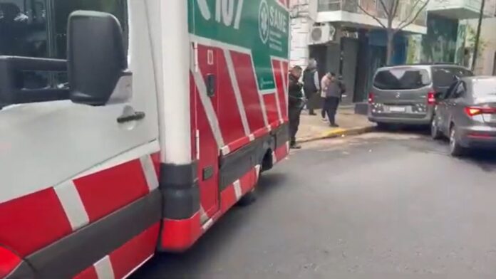 Impactante serie de choques en Buenos Aires: un auto terminó dentro de un ex banco