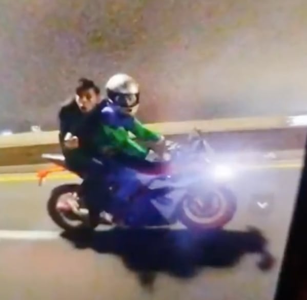 Impactante video: Motochorros atacan a conductor en plena autopista