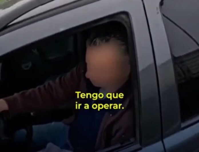 Insólita justificación de un conductor sancionado por usar el celular y circular por la banquina