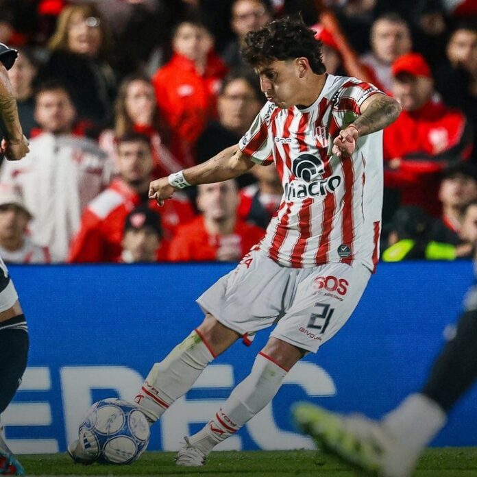 Instituto se acerca al liderazgo tras vencer a Riestra en un emocionante encuentro