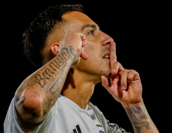 Javier Correa brilla con un póker y acerca a Colo Colo al título en Chile