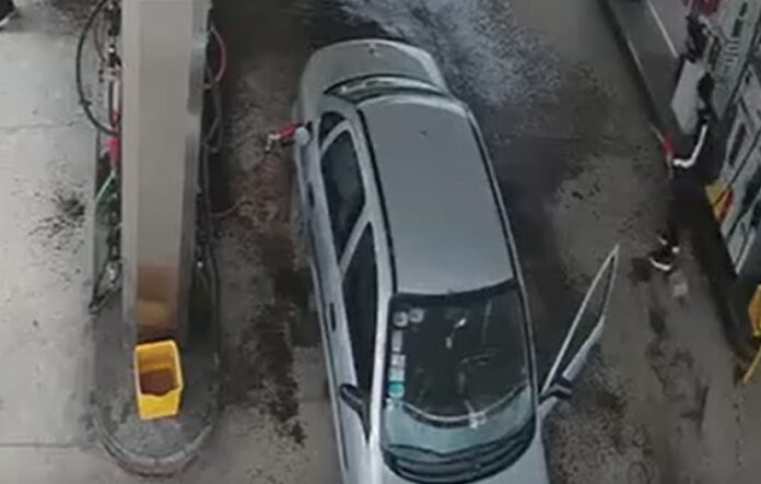 Joven intenta incendiar estación de servicio en un acto de vandalismo