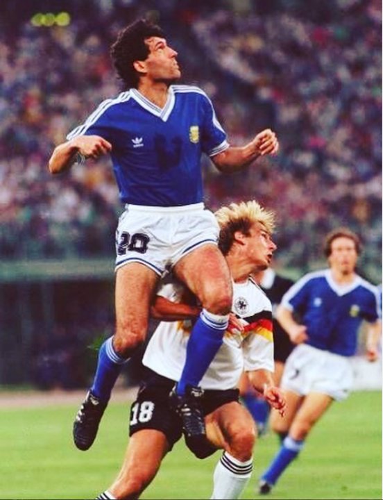 Juan Simón Rinde Homenaje a Maradona en su 66º Cumpleaños: «Es Nuestra Bandera»