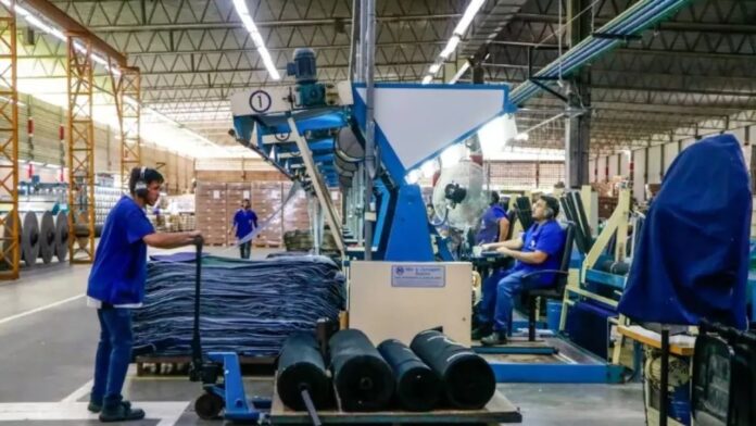 La caída de la productividad laboral en Argentina limita los aumentos salariales