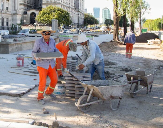 La Informalidad Laboral Aumenta en Argentina: Un 45% de Trabajadores Sin Registro