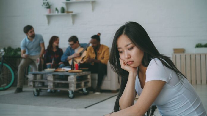 La Soledad Elegida: ¿Por Qué Algunas Personas Pasan Años Sin Amigos Íntimos?