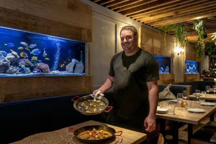 Los Secretos de una Paella Perfecta: Consejos del Chef Fran Rosat