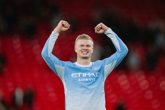 Manchester City se impone al Liverpool y extiende su racha perfecta en la Premier League