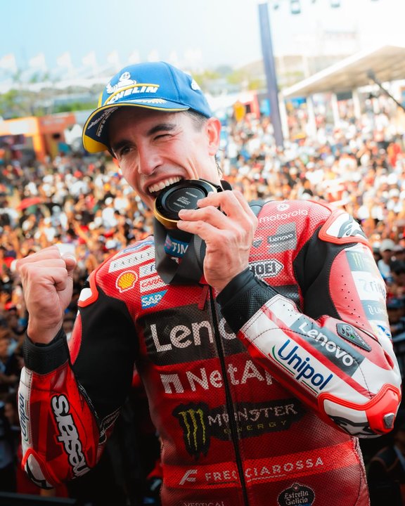 Márquez brilla en Indonesia: victoria en la sprint y Fernández logra la pole