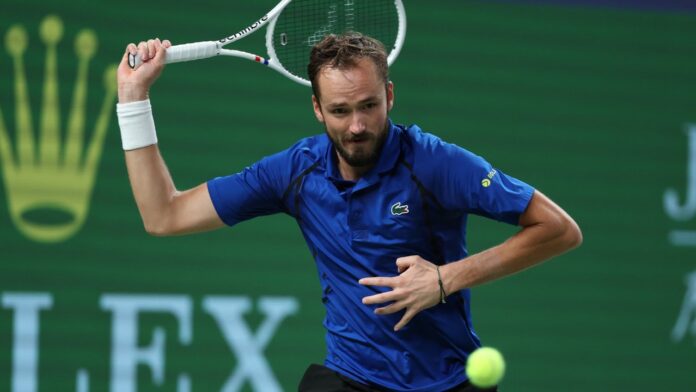 Medvedev Avanza a Cuartos en Shanghái Tras Vencer a Tsitsipas