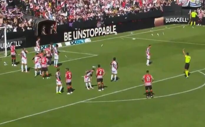 Protesta masiva interrumpe partido entre Rayo Vallecano y Athletic Bilbao