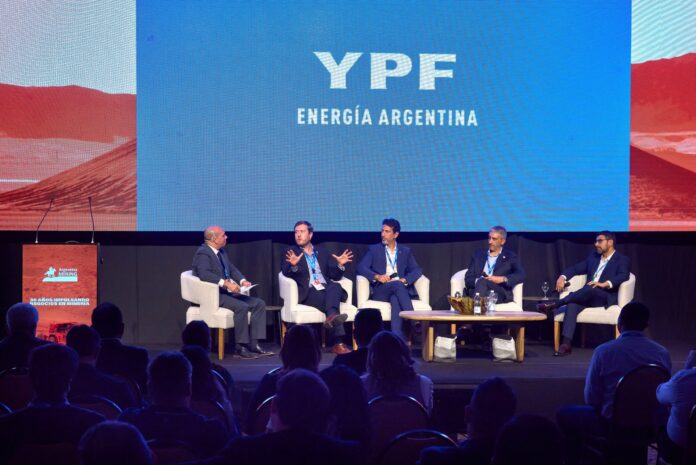Récord en Exportaciones y Avances en el Caso YPF: Un Mes Decisivo para la Economía Argentina