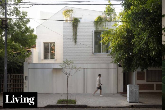 Una Casa de 250m² que Revoluciona el Uso del Espacio en Lotes Pequeños