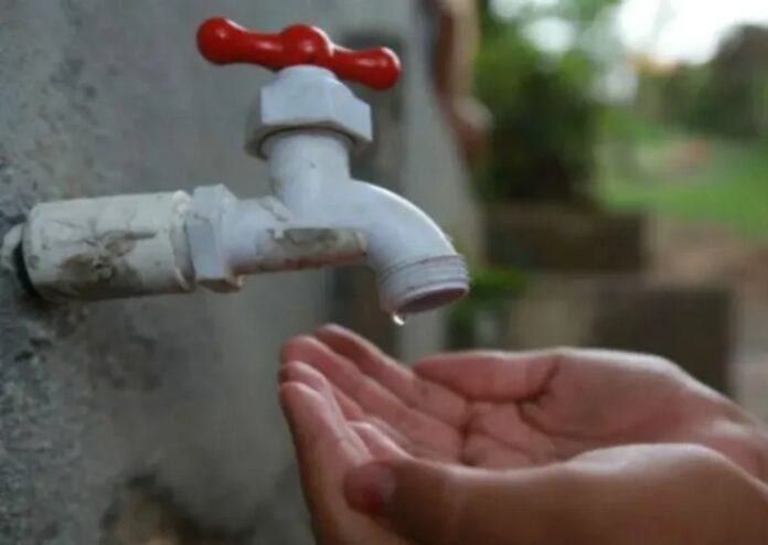 Vecinos de Agua de Oro protestan por falta de agua y cortan acceso principal
