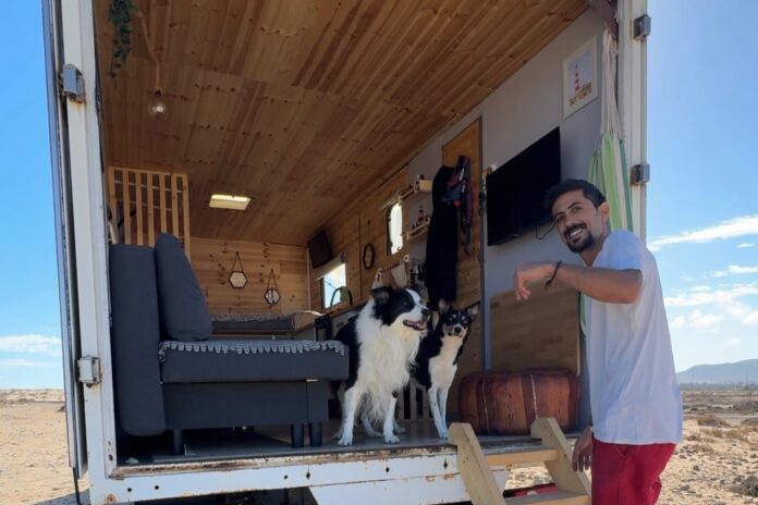 Vivir en un Camión: La Aventura de Franc Molinos y su Estilo de Vida Nómada
