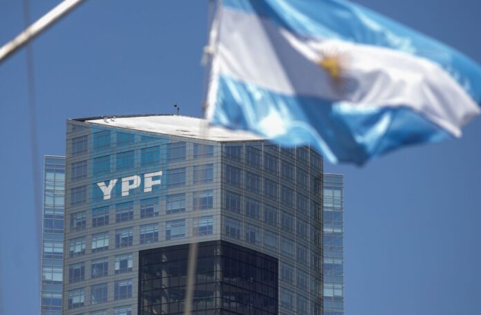 YPF Proyecta Ganancias Récord para 2026 y Anuncia Acuerdo Clave para Exportación de GNL